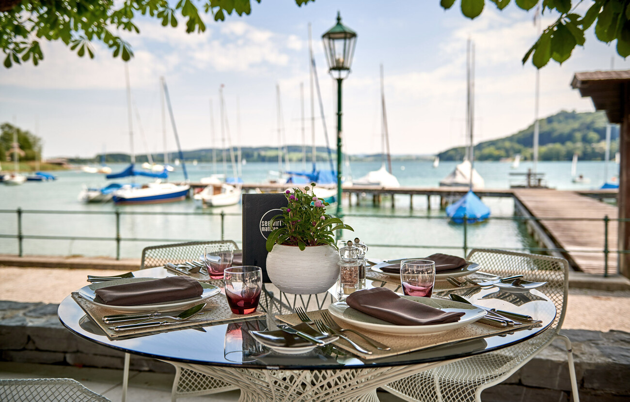 Ein gedeckter Tisch am See im Restaurant in Mattsee