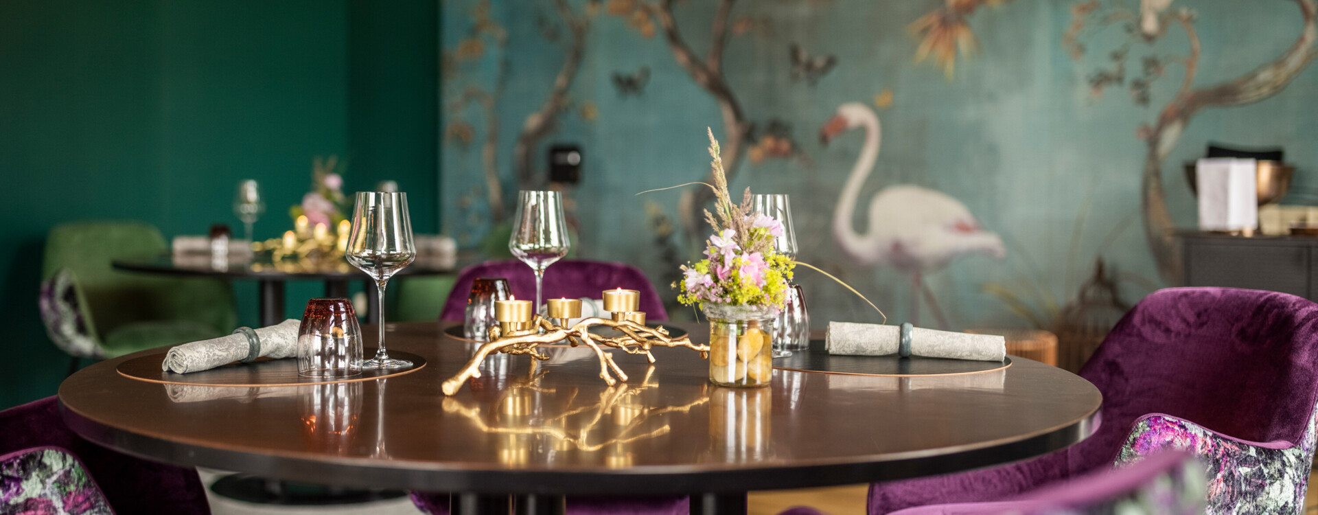 Ein gedeckter Tisch im romantischen Restaurant Overture
