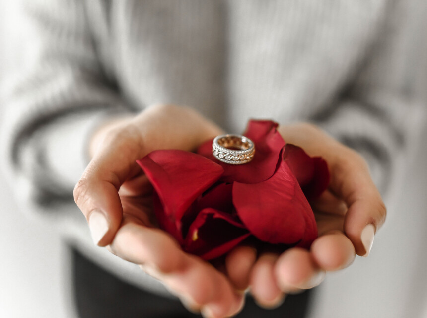 Ein Ring gebettet auf Rosenblüten