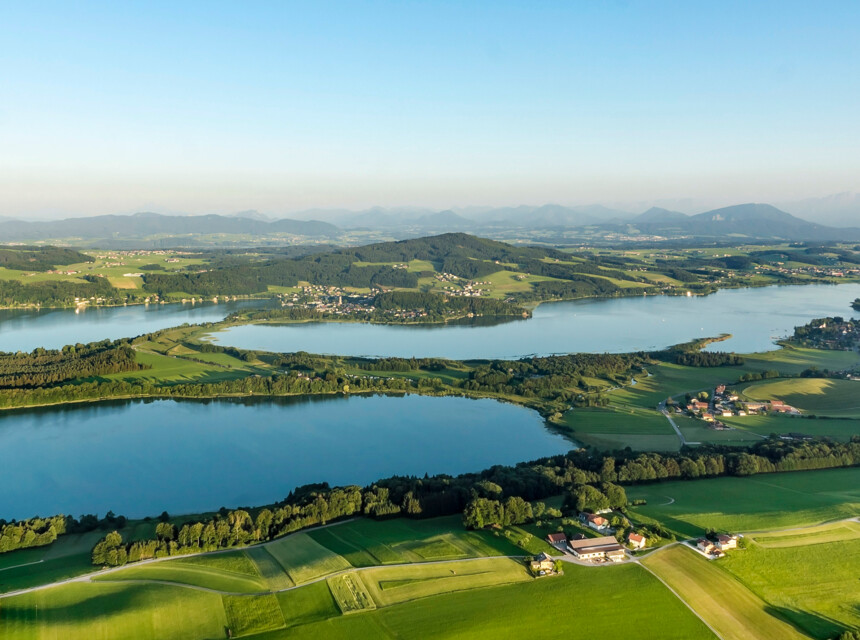 Flugansicht auf Mattsee, Obertrumer See und Grabensee im Salzburger Seenland