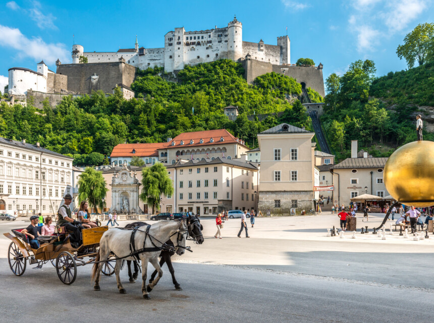 Pferdekutschenfahrt in Salzburg mit Blick auf die Festung Hohensalzburg