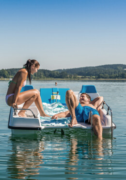 Ein Paar  genießt die Zeit auf einem Boot am Mattsee