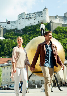 Ein Paar spaziert Händchen haltend durch die Salzburger Altstadt