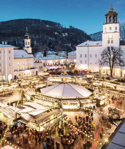 Der hellerleuchtete Christkindlmarkt beim Adventurlaub in Salzburg