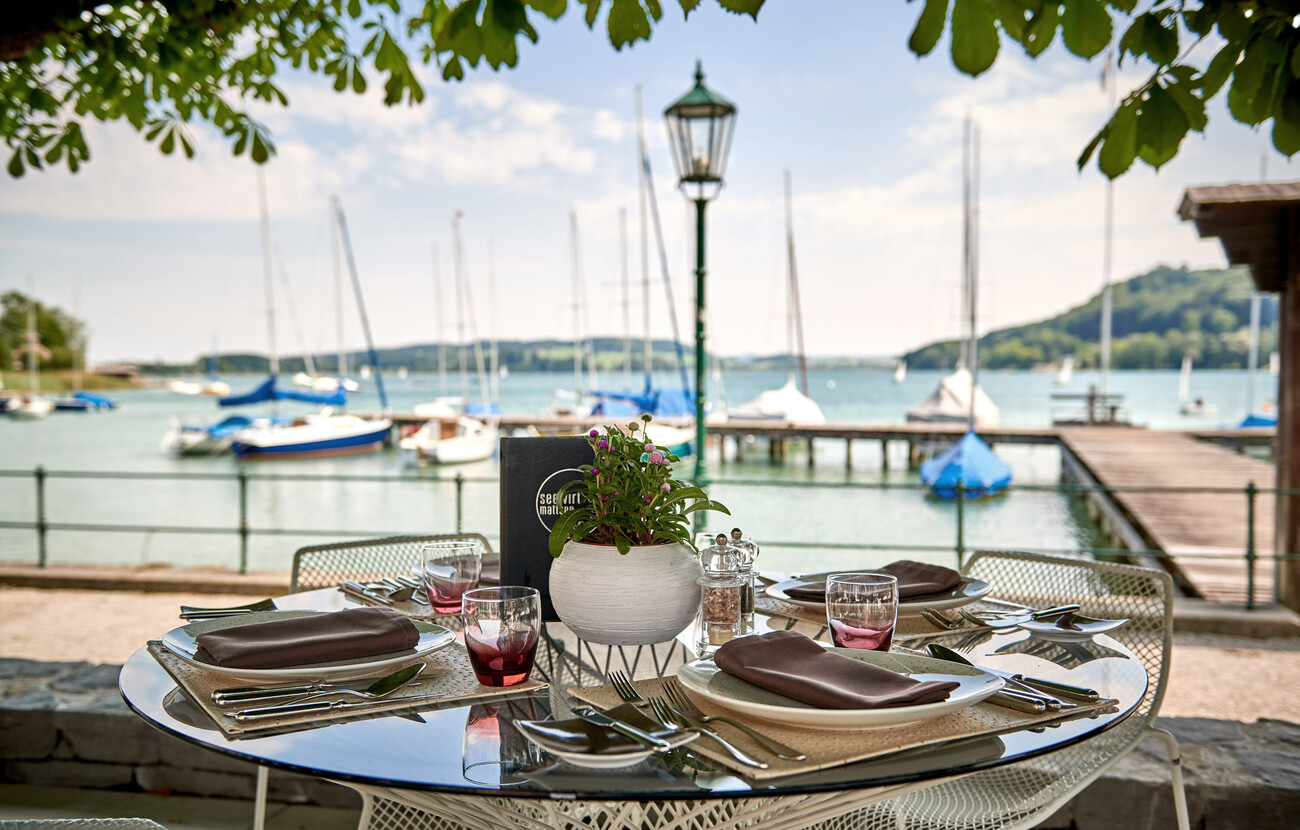 Ein gedeckter Tisch im Restaurant am See bei Salzburg