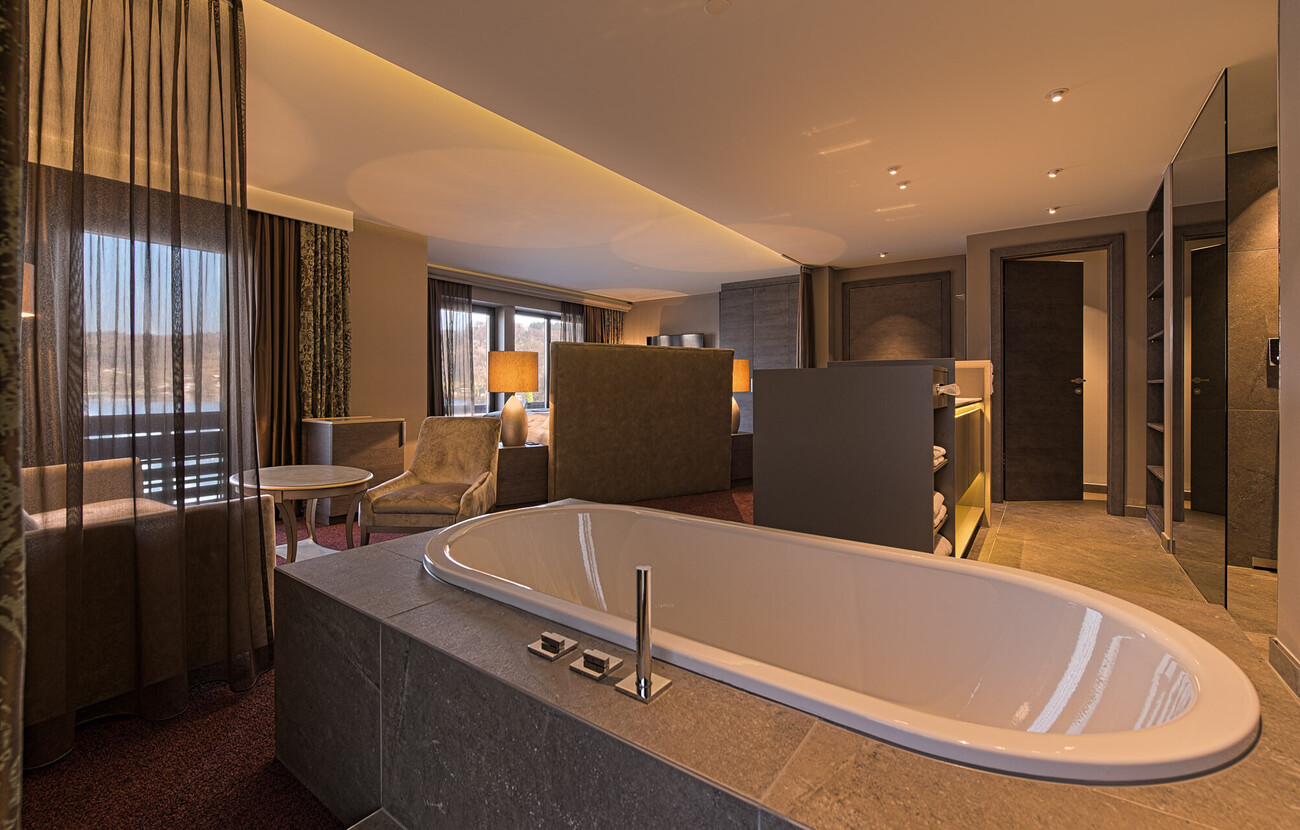 Die Badewanne im romantischen Hotelzimmer