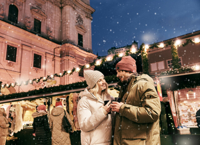 Romantischer Spaziergang über den Weihnachtsmarkt in Salzburg