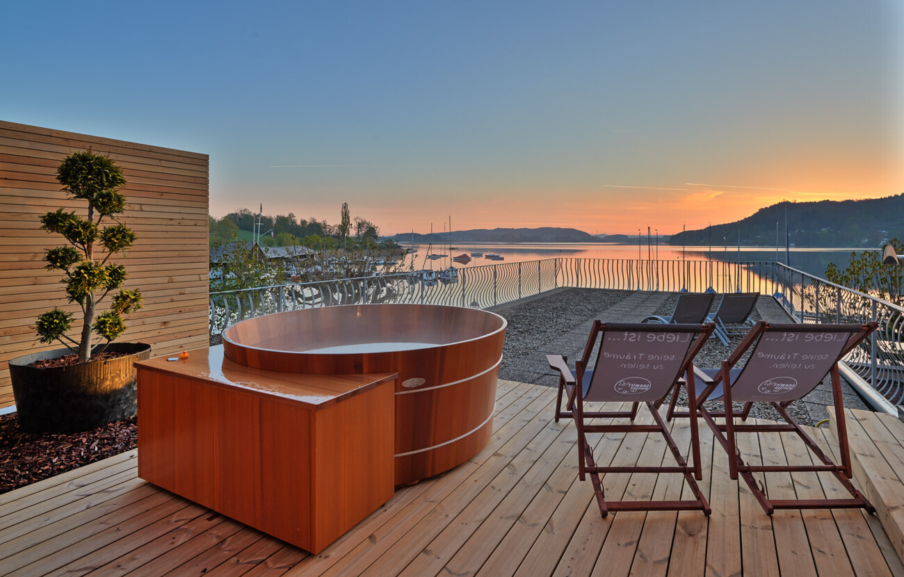 Die private SPA-Terrasse einer Suite mit Blick auf den See