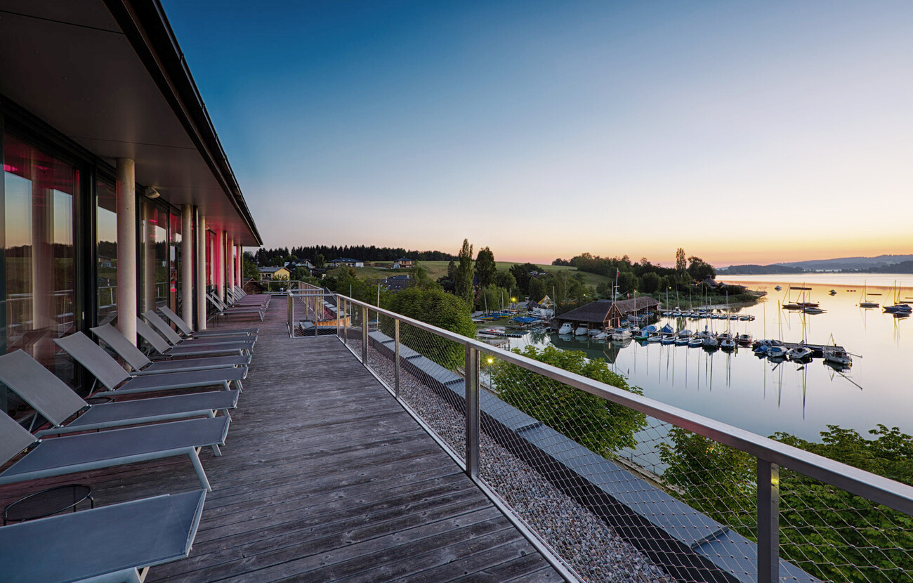 Der Ausblick auf den See von der Wellness-Terrasse im Hotel Seewirt Mattsee aus