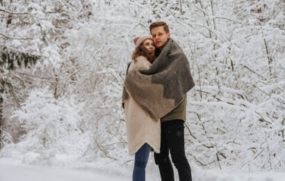 Ein junges Paar umarmt sich in winterlicher Umgebung