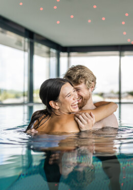 Ein Paar genießt die Ruhe im Panorama-Pool