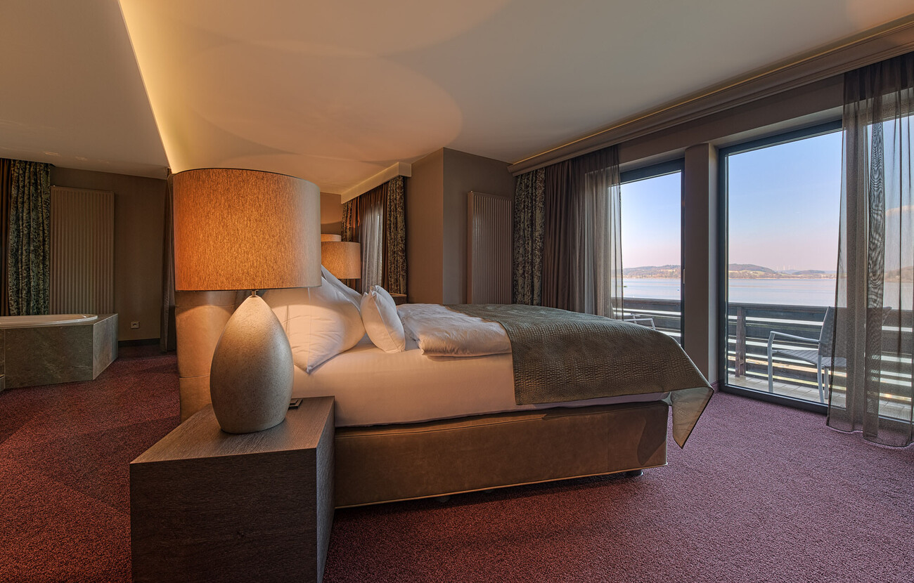 Ein Hotelbett mit Blick auf den See