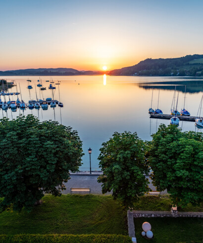 Ein wundervoller Sonnenaufgang am See im Hotel Seewirt im Salzburger Land, Österreich