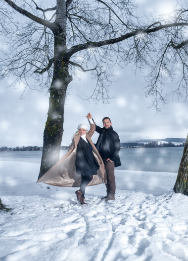 Ein Paar tanzt im Schnee am Ufer des Mattsees