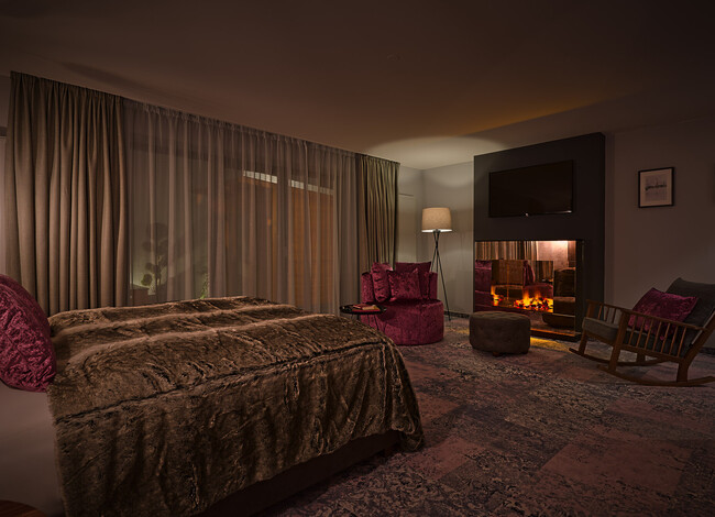 Ein modernes Hotelzimmer mit romantischen Kaminfeuer