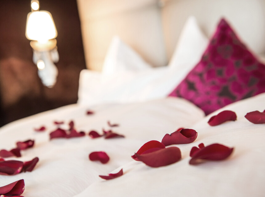 Blütenblätter auf einem der kuscheligen Betten im Hotel Seewirt Mattsee