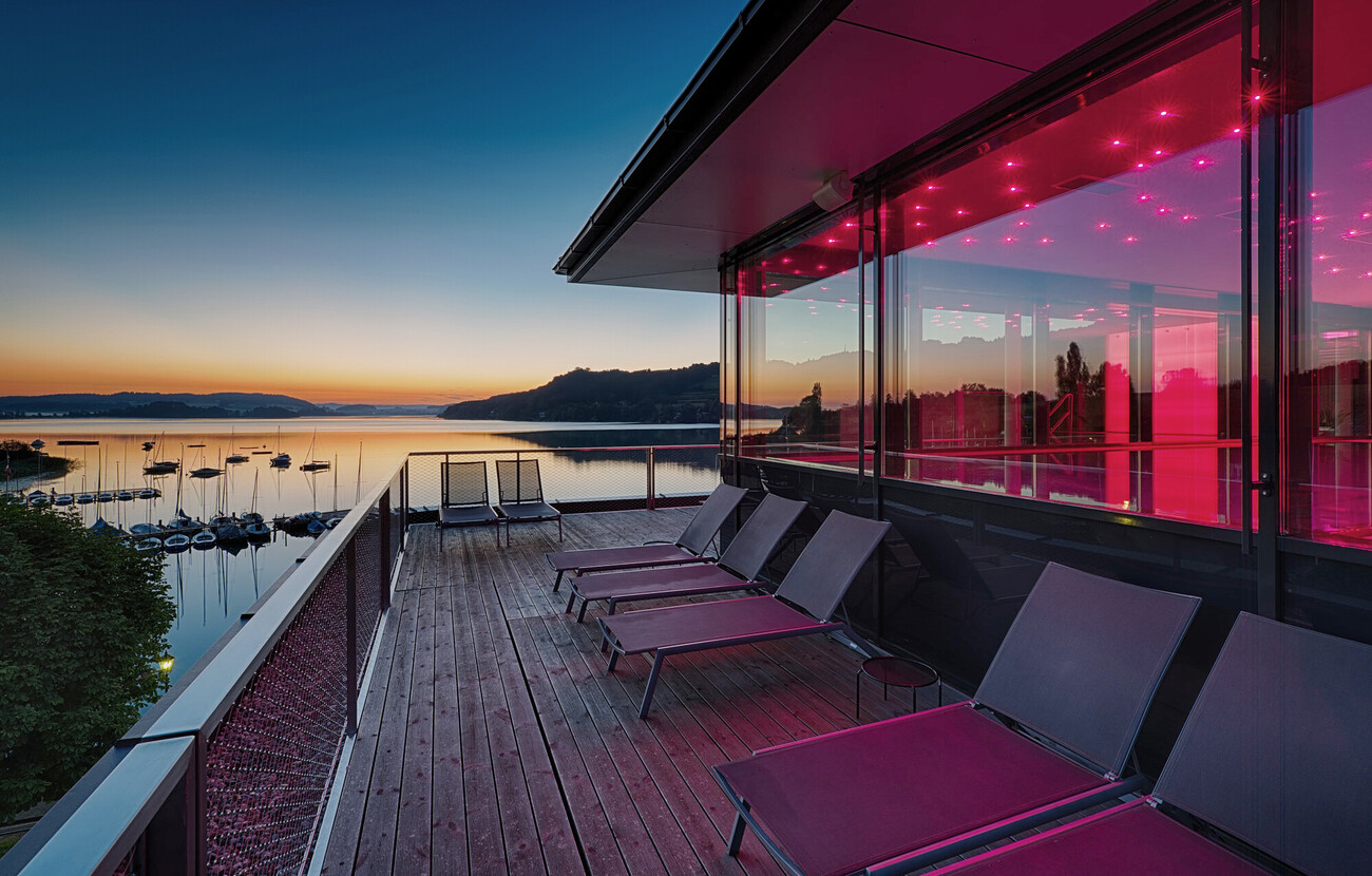 Der Blick von der Hotel-Terrasse auf den Sonnenuntergang am See