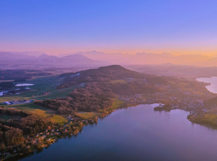 Sonnenuntergang am Mattsee und Obertrumer See, die Alpen im Hintergrund